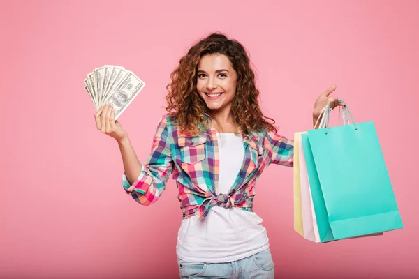 고립 된 돈과 쇼핑백 포즈 행복 한 여자 — 스톡 사진