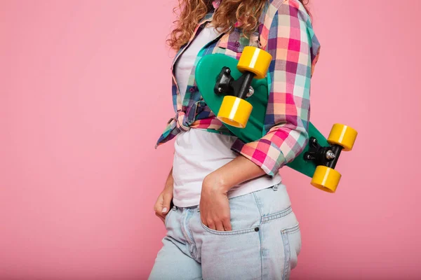 Vacker dam kramar hennes skateboard och poserar isolerade — Stockfoto