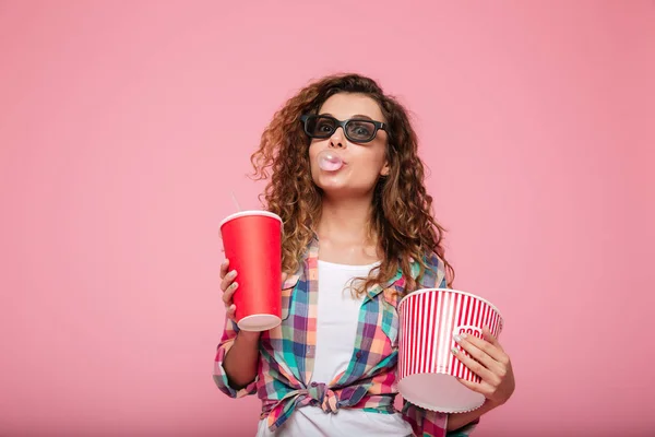 Fröhliche, fröhliche Dame mit Cola und Popcorn in 3D-Brille — Stockfoto