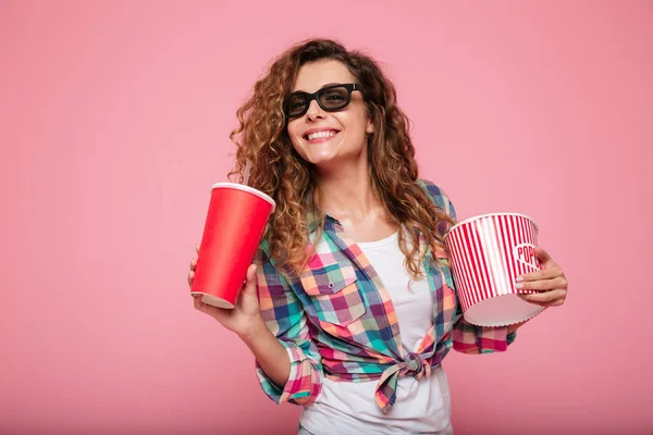 Alegre señora feliz con cola y palomitas de maíz usando gafas 3d —  Fotos de Stock