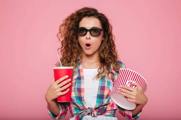 Señora conmocionada con cola y palomitas de maíz con gafas 3d —  Fotos de Stock