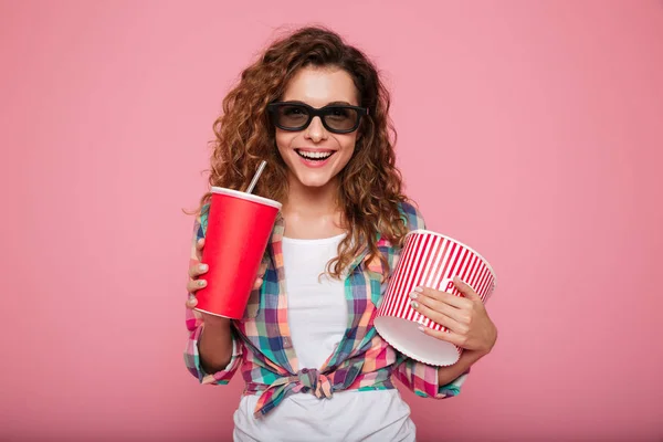 Fröhliche, fröhliche Dame mit Cola und Popcorn in 3D-Brille — Stockfoto