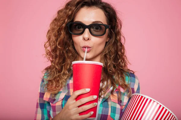 Portrét decentní dáma v 3d brýlích, pití cola, samostatný — Stock fotografie