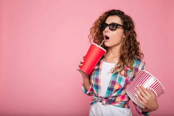 Geschokt dame met cola en popcorn met 3D-bril — Stockfoto