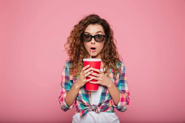 Шокированная дама с колой и попкорном в 3D очках — стоковое фото