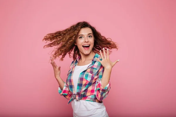 Joven dama sonriente jugando con el pelo rizado y mirando cámara —  Fotos de Stock