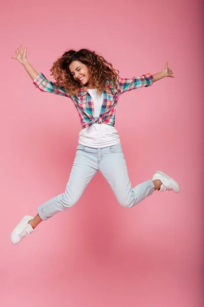 Молодая счастливая смешная женщина в повседневной одежде прыгать изолированы — стоковое фото