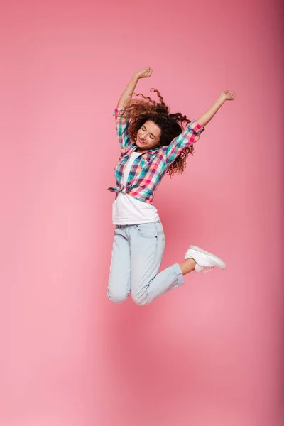 Fiatal boldog vicces nő alkalmi ruhák ugrás elszigetelt — Stock Fotó