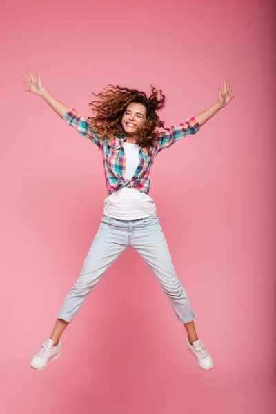젊은 행복 한 재미 여자 점프 캐주얼 옷에 고립 — 스톡 사진