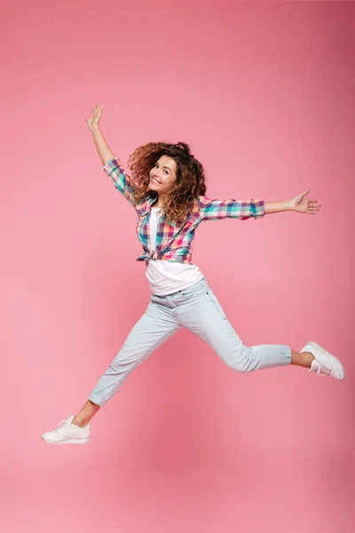 Młoda szczęśliwa kobieta śmieszne w ubranie, skoki, na białym tle — Zdjęcie stockowe