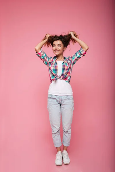 Jeune femme souriante riant à la caméra — Photo