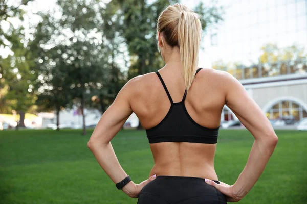 Bild von der Rückseite der erstaunlich starken jungen Sportlerin — Stockfoto