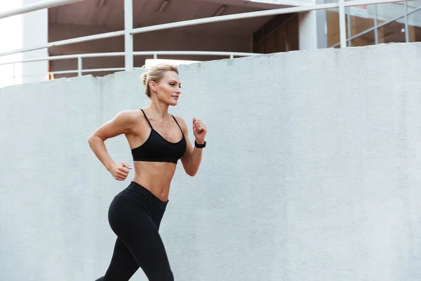 Precioso fuerte joven mujer de los deportes corriendo —  Fotos de Stock