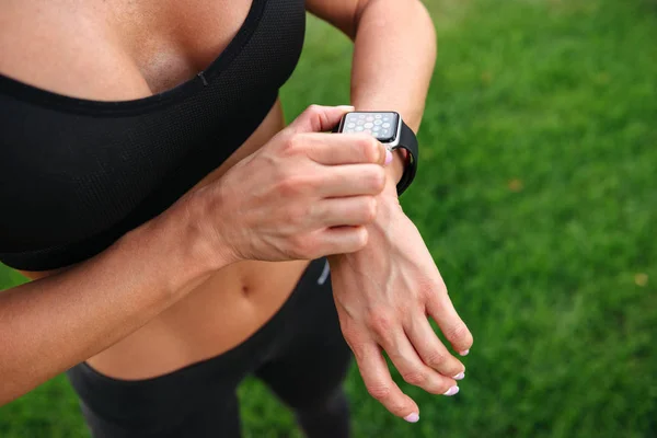 Imagen recortada de fuerte joven mujer de los deportes — Foto de Stock