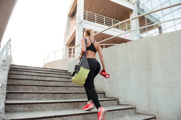 Зображення сильної молодої спортивної жінки на сходах — стокове фото