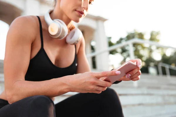 Cortado foto de fuerte joven deportes mujer charlando por teléfono . — Foto de Stock