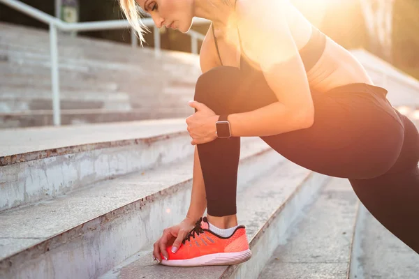 Foto recortada de fuerte joven mujer de los deportes estiramiento — Foto de Stock