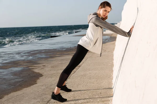 Full-length foto van charmante fitness vrouw doen push-ups terwijl — Stockfoto