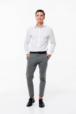 Neşeli bir genç adam tam uzunlukta portresi