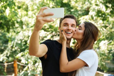 Bir selfie alarak gülümseyen mutlu bir adam portresi