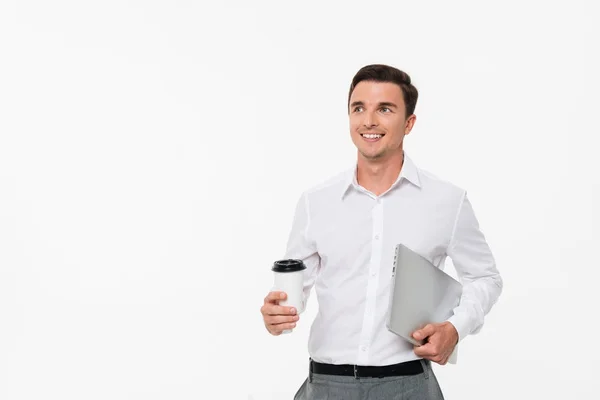 Portrait d'un jeune homme souriant en chemise blanche — Photo