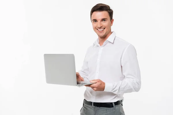 Portrét šťastný mladý muž, který držel přenosný počítač — Stock fotografie
