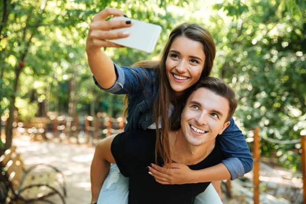 Retrato de una joven pareja feliz enamorada —  Fotos de Stock