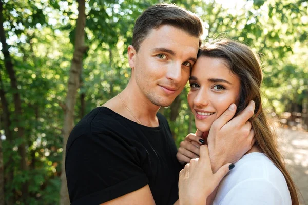 Nahaufnahme Porträt eines lächelnden verliebten Paares, das sich umarmt — Stockfoto