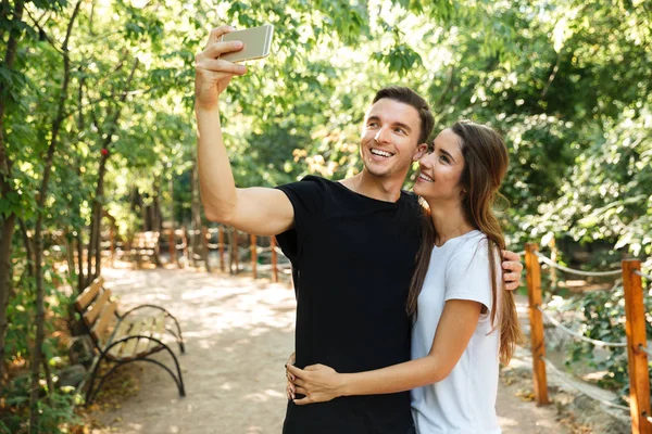 Retrato de um jovem casal feliz tirando uma selfie — Fotografia de Stock