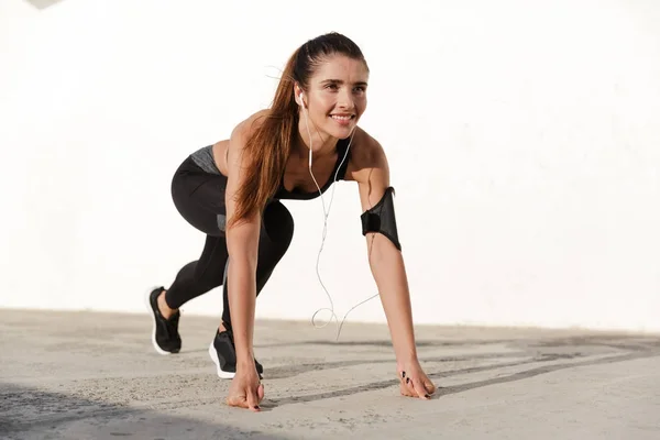 Sorridente signora fare esercizi durante la formazione — Foto Stock