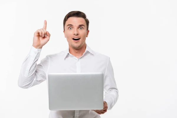 Retrato de un hombre inteligente excitado en camisa blanca —  Fotos de Stock