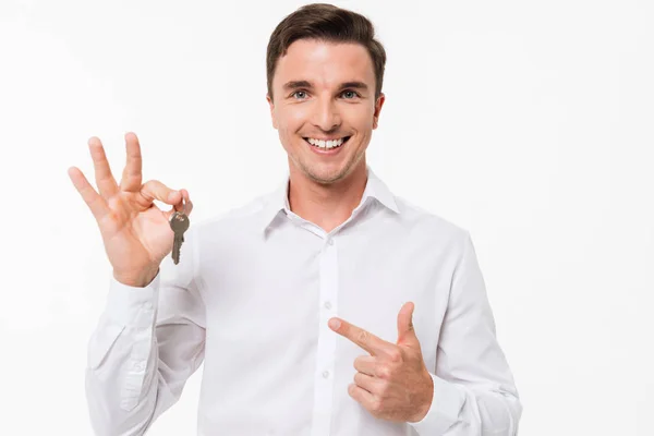 Portrait d'un homme souriant heureux en chemise tenant des clés — Photo