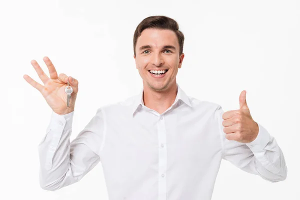 키를 들고 흰 셔츠에 행복 한 남자의 초상화 — 스톡 사진