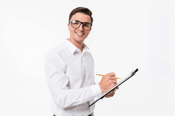 Retrato de um cara confiante feliz em camisa branca — Fotografia de Stock