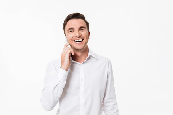 Portrait d'un jeune homme heureux en chemise blanche — Photo