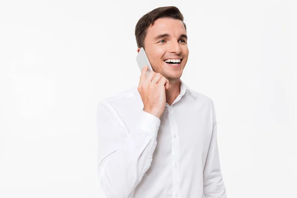 Retrato de un joven alegre con una camisa blanca hablando — Foto de Stock