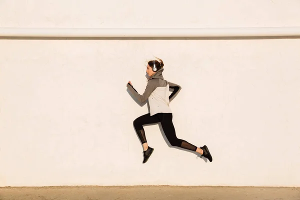 In voller Länge Foto von jungen Fitness-Frau in Sportkleidung Springen n — Stockfoto