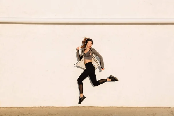 Retrato de cuerpo entero de una joven saludable en el deporte wea — Foto de Stock