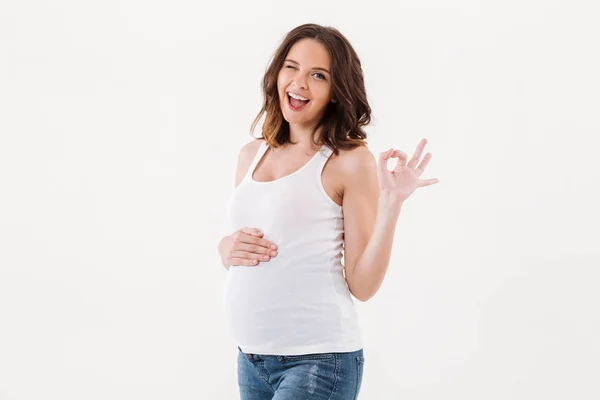 Mujer embarazada alegre mostrando gesto bien . —  Fotos de Stock