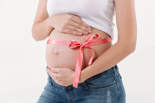 Beskuren bild av gravid kvinna presetns en gåva — Stockfoto