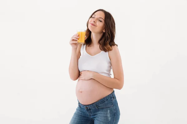 Glad gravid kvinna dricka saft. Slutna ögon. — Stockfoto