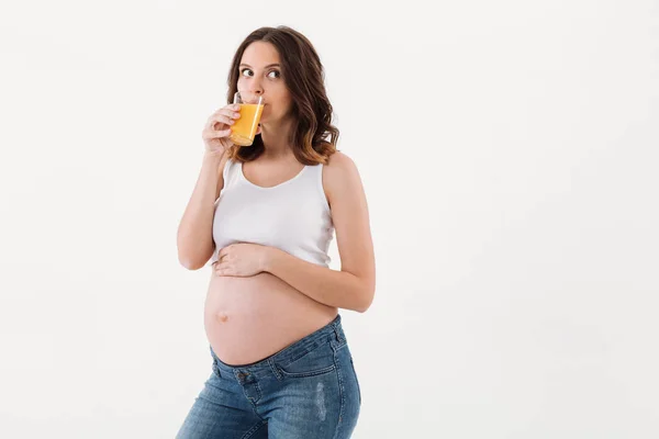 Pregnant woman standing isolated drinking juice — Stock Photo, Image