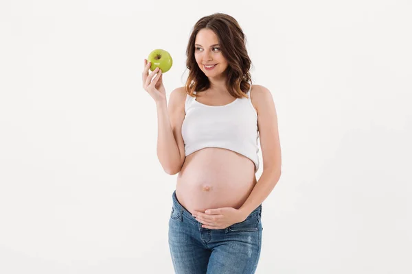 Lycklig gravid kvinna äter äpple — Stockfoto