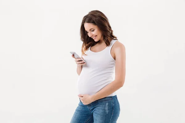 Весела вагітна жінка використовує мобільні телефонні розмови — стокове фото