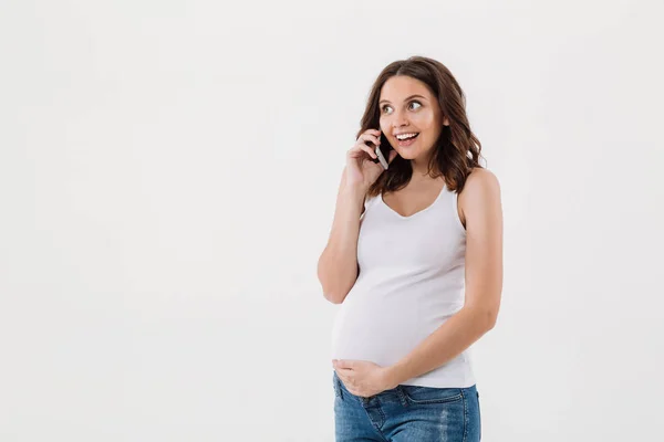 Glad gravid kvinna talar med mobiltelefon — Stockfoto