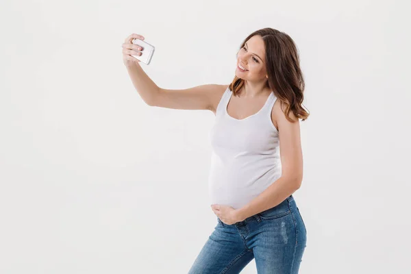 Feliz embarazada hacer selfie con su vientre — Foto de Stock