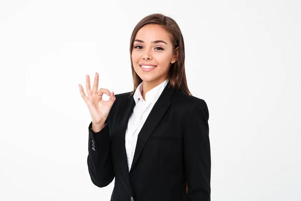Χαρούμενα επιχειρήσεων γυναίκα δείχνει εντάξει χειρονομία — Φωτογραφία Αρχείου
