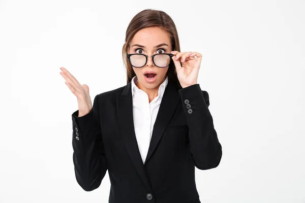 Šokovaný obchodních žena nosí brýle stojí izolované — Stock fotografie