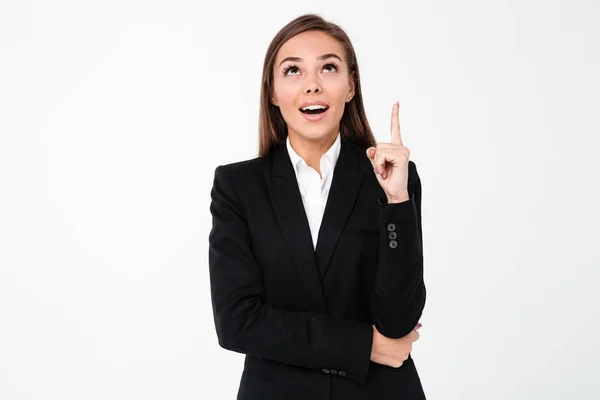 Mujer de negocios feliz apuntando al copyspace . —  Fotos de Stock