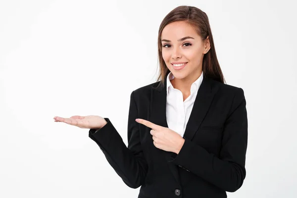 Mulher de negócios alegre apontando para copyspace . — Fotografia de Stock